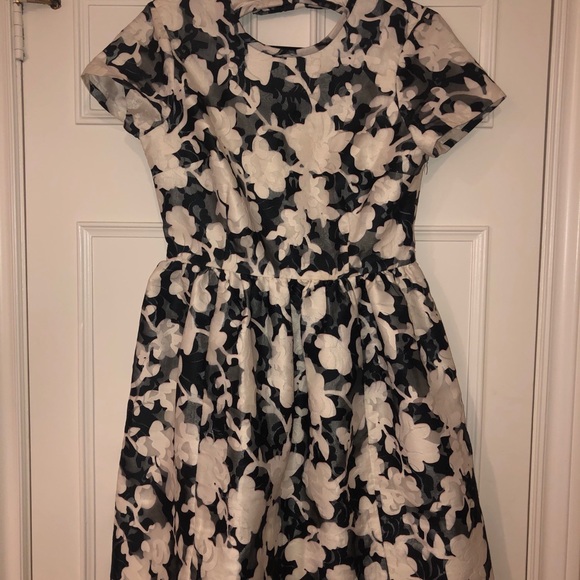 Black & White Floral Short Sleeve Dress - Picture 7 of 10